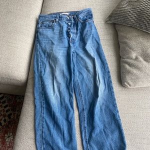 Size 28 Levi’s rib cage Straight